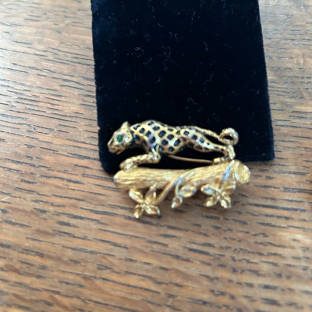 Vintage Florenza Leopard on a Gold Log Brooch. - Picture 2 of 4